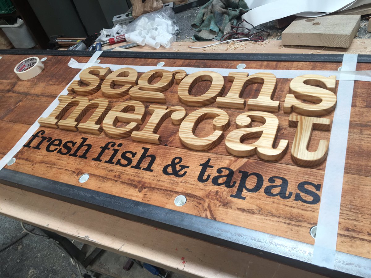 paletsdelujo's tweet photo. Y para acabar la semana este precioso rotulo para @segonsmercat 
#vintage #reciclado #madera #palets #rotulo #barcelona https://t.co/27zzVvjhWm