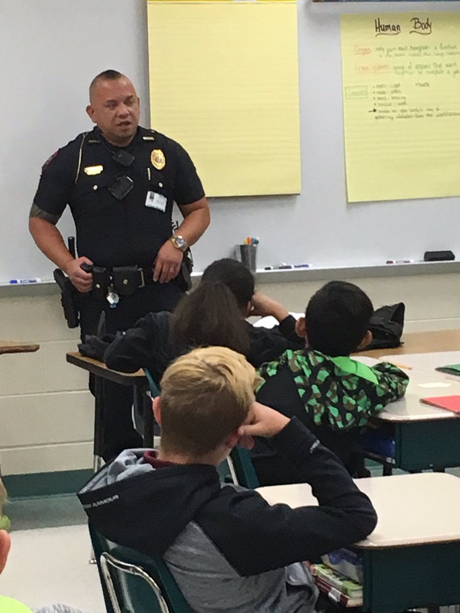 luckiepearl's tweet photo. Career day at FLE!! Our kiddos loved learning about different job opportunities!! @ForestLakeVCS @drnehrig @D_Sanford14 https://t.co/KT1b0eAYwh