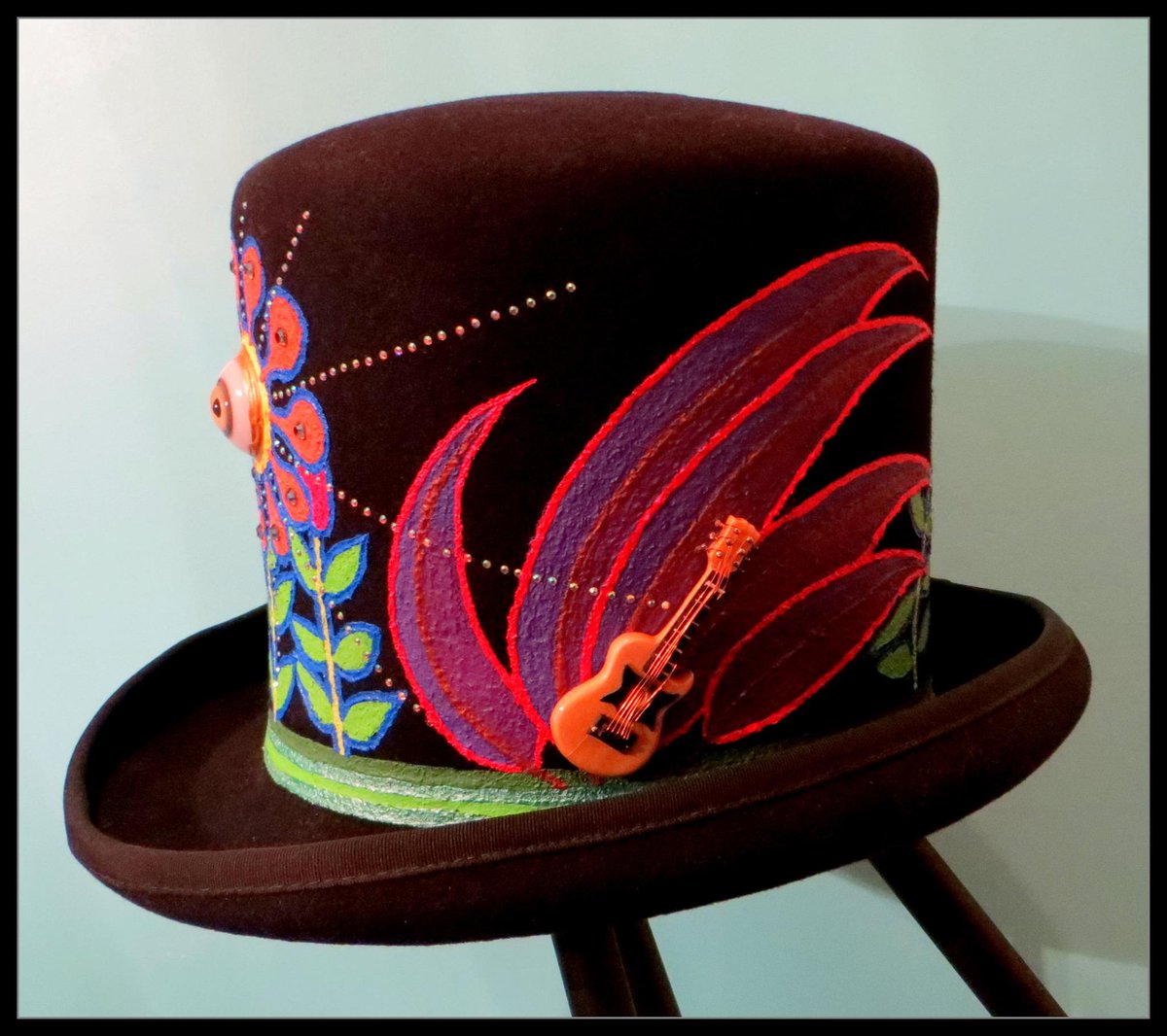 LindaUnnur's tweet photo. I painted a hat for Bob and called it the " Scottylinbob hat . " #paintedhat #mixedmedia #fashion #hats https://t.co/7YiWMCs8bB
