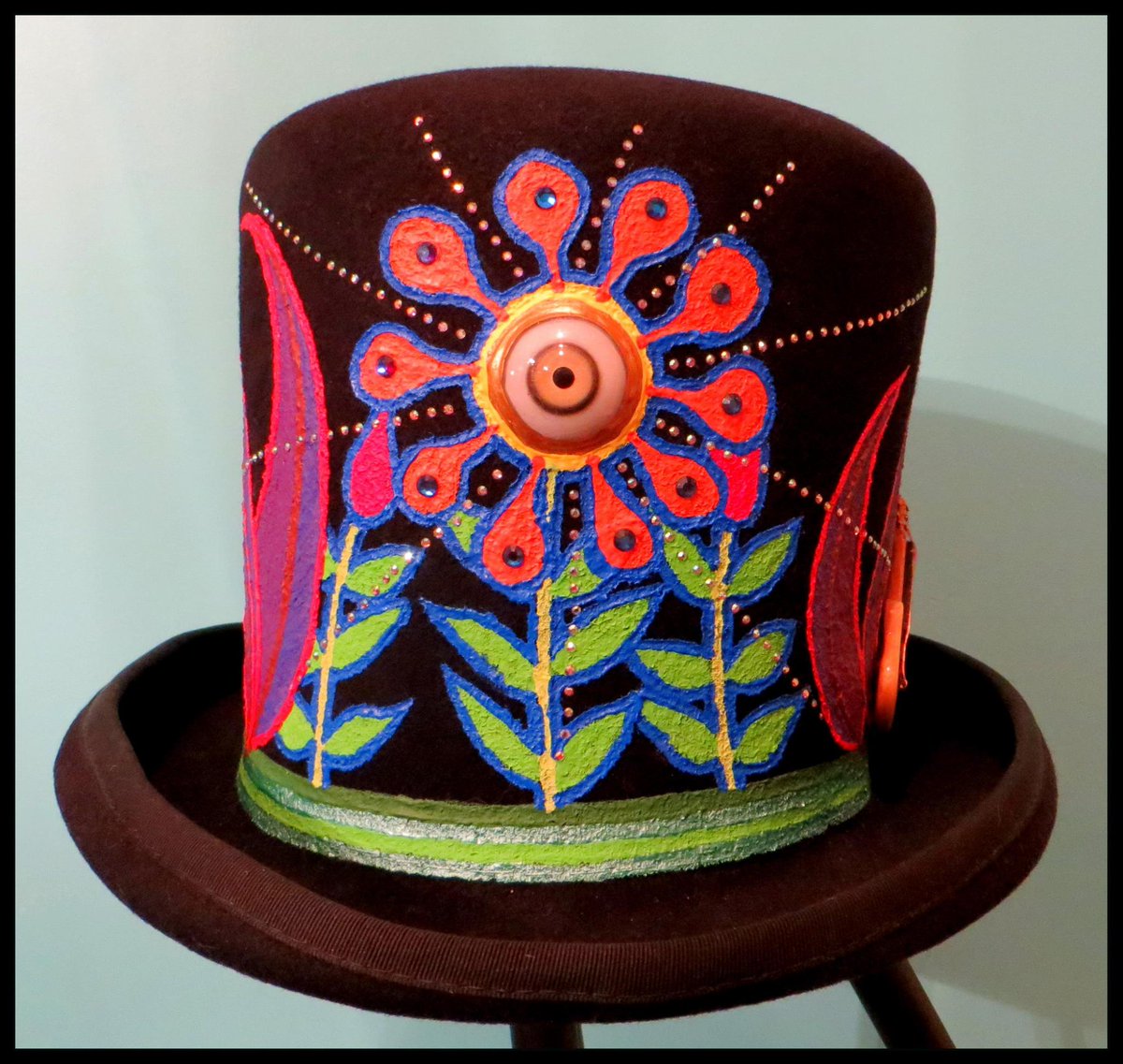 LindaUnnur's tweet photo. I painted a hat for Bob and called it the " Scottylinbob hat . " #paintedhat #mixedmedia #fashion #hats https://t.co/7YiWMCs8bB