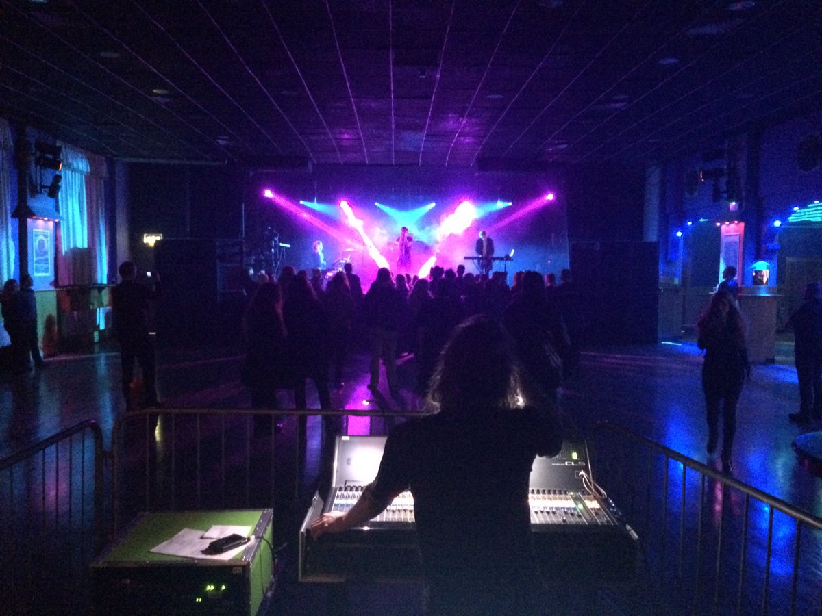 hessoundlight's tweet photo. A break from rehearsals to jump on my #PCWing @ChamSysLtd at @DomeTufnellPark with #german band @DIARYOFDREAMS #chamsys #lighting https://t.co/hkHx20HySW