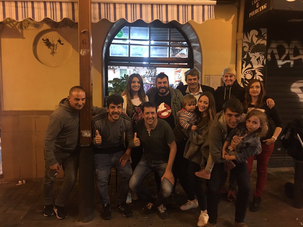 ResakaAlbinegra's tweet photo. @CD_Castellon otro día más con la familia q grandes https://t.co/XgsjgqxXWj