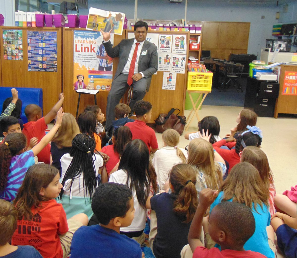 liboubre's tweet image. Houston Bar Assoc.@thehba thanks for reading to our 3rd graders.