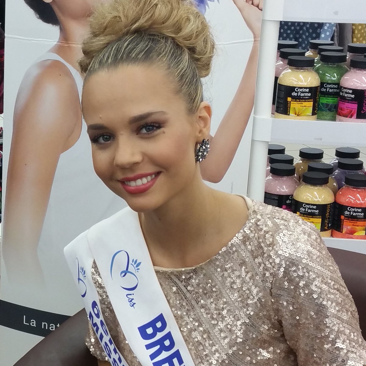 peggybzh29's tweet image. Très jolie #MissBretagne2017 @mbouazzaoff ! Merci pour ta disponibilité et ton sourire! 👗👜👠💄👑
#NoFiltre  #SoireeVip #CorinneDeFarme
