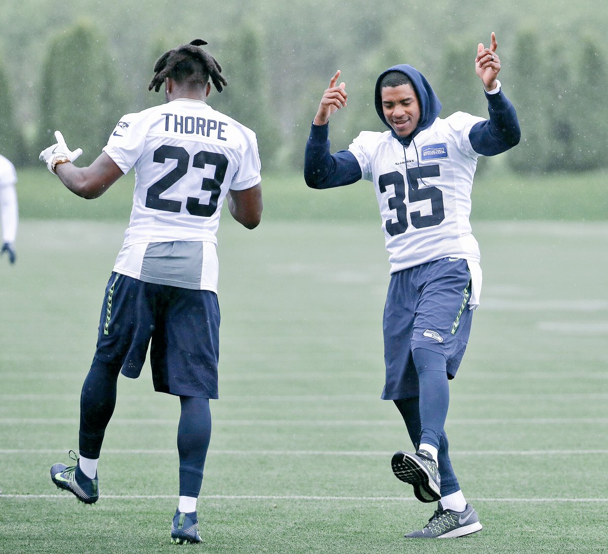 Seahawks's tweet photo. That #FridayFeeling. 🙌

#GoHawks https://t.co/8aNtXBGQDN