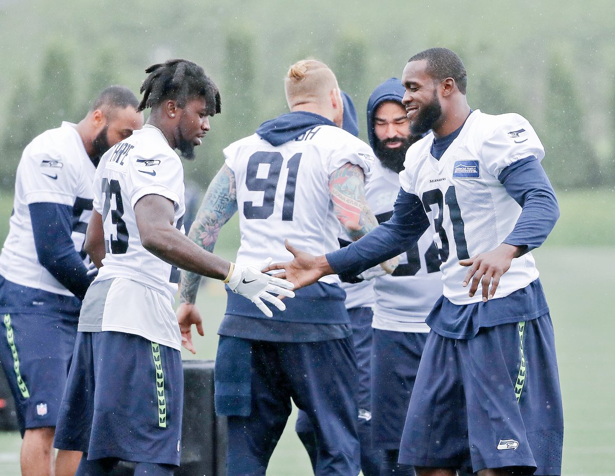 Seahawks's tweet photo. That #FridayFeeling. 🙌

#GoHawks https://t.co/8aNtXBGQDN