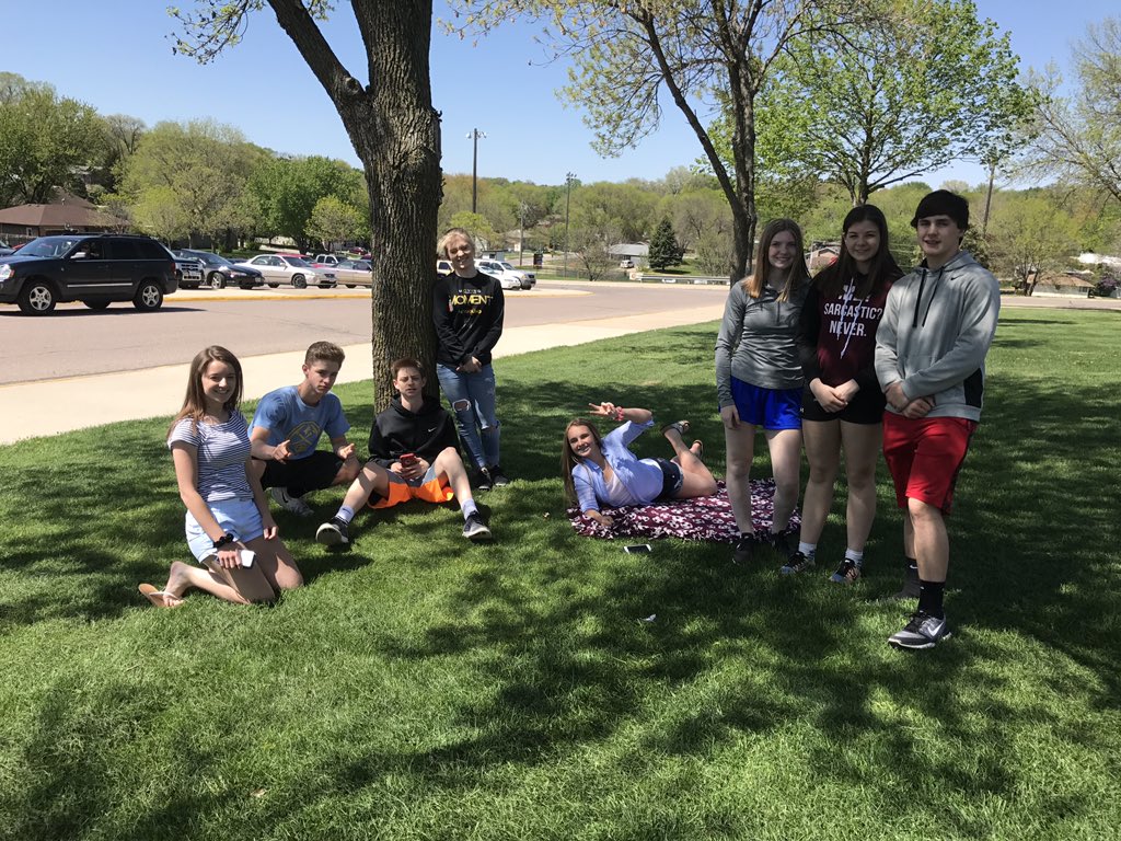 Mrs_Hibbs's tweet photo. When it's just too nice outside to have class inside! #studyecology #beGREATehs https://t.co/2kbhNGnn5c