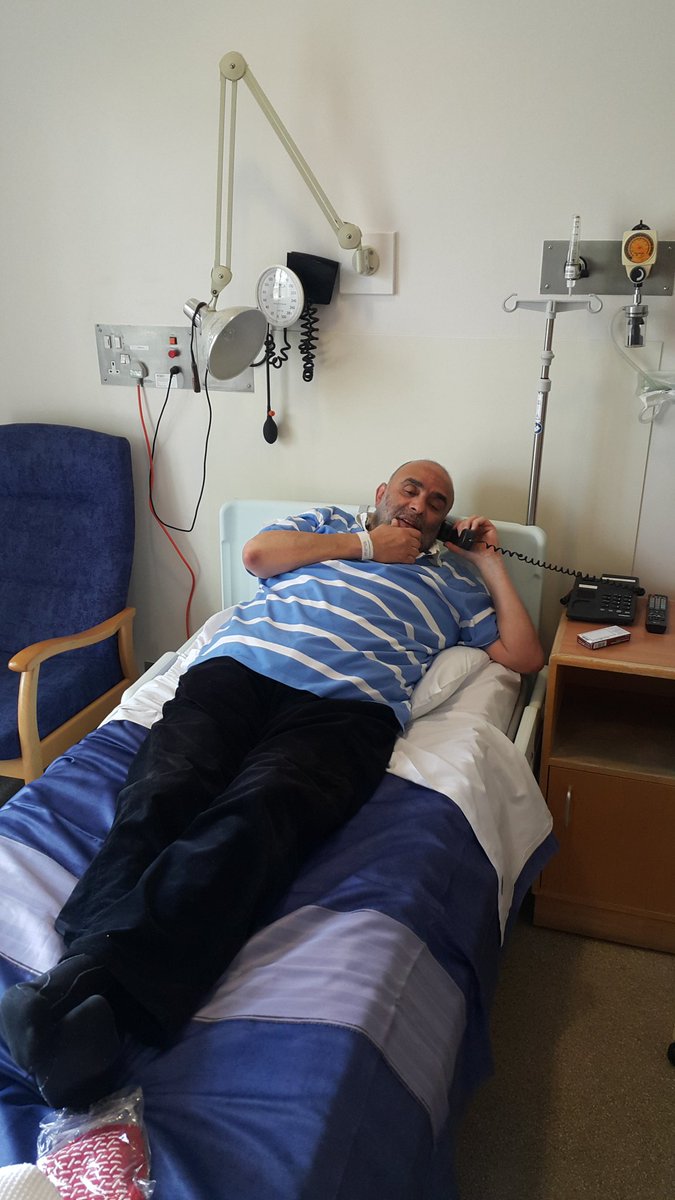ashraaf_alsaad's tweet photo. الو ياريس انا اشرف حبيبك بتاع انفخ ياسيسي اطمئن  العملية نجحت ولبست هدومى وهاروح بعد شوية وابدأ التطبيل رغم انى زعلان منك وانت طبعا عارف ليه https://t.co/0JOMc4LOLJ