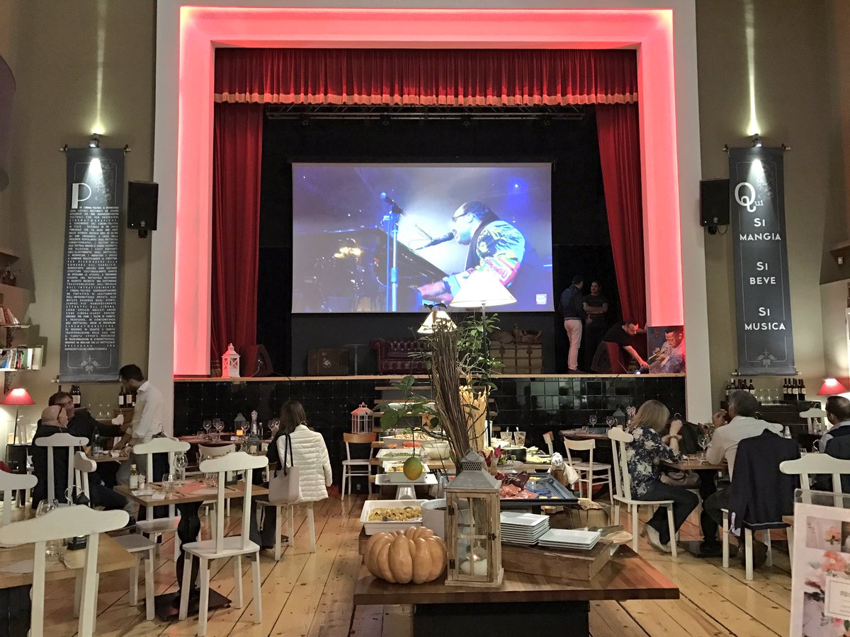 lucarallo's tweet photo. Dopo una fantastica cena, siamo prontissimi per lo spettacolo di cabaret dal vivo al @Pidocchietto di #Aprilia con i comici di #ColoradoLab https://t.co/pjfPoM36Kb