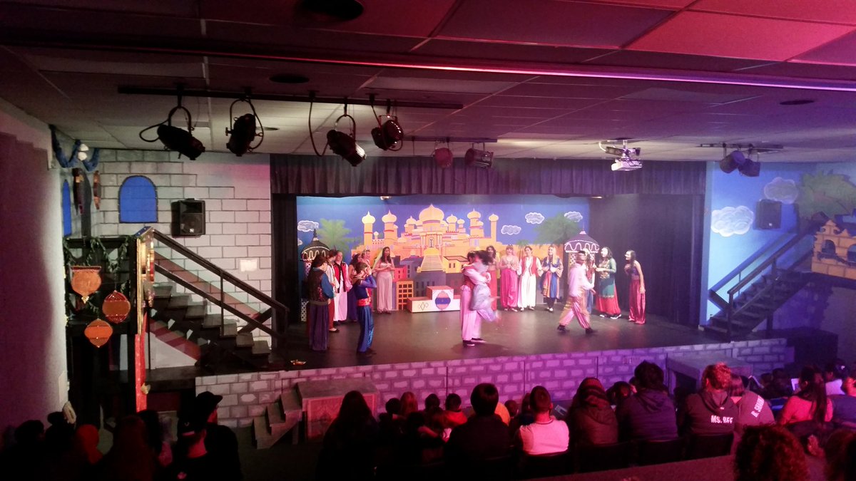 mariana_veletic's tweet photo. Tremendous finish of #EducationWeek as @GraydonHawks performed Aladdin for #peeelementary  audience. https://t.co/zKvMOdrxoR