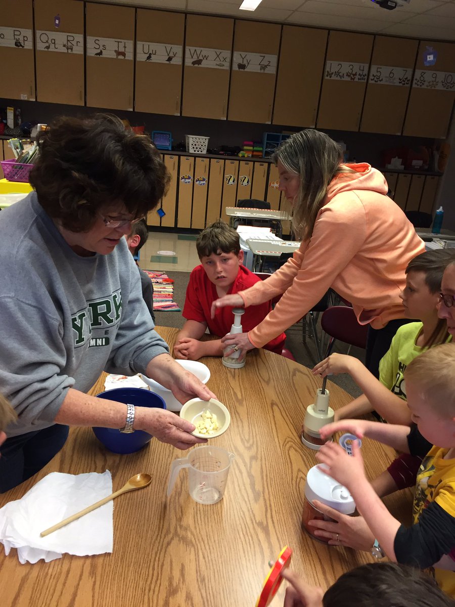 Mrs. Jeffer's class makes their own salsa for Cinco De Mayo.