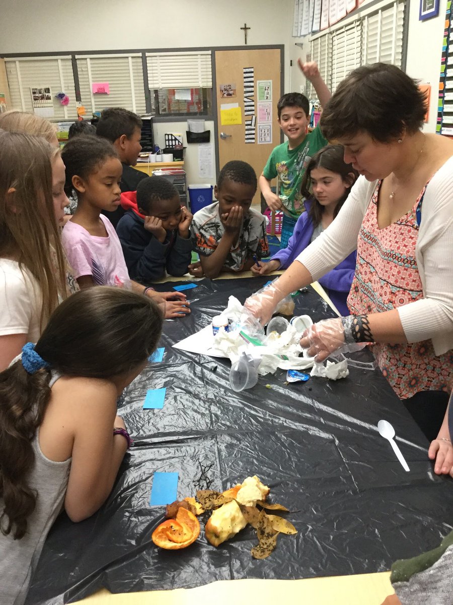 thibault_maggie's tweet photo. Dissection du contenue d'une poubelle #science #4eannee #gestiondesdechets @Ecole_NDP @CSFrancoSud #nddelapaix https://t.co/JfMEWRXEVT