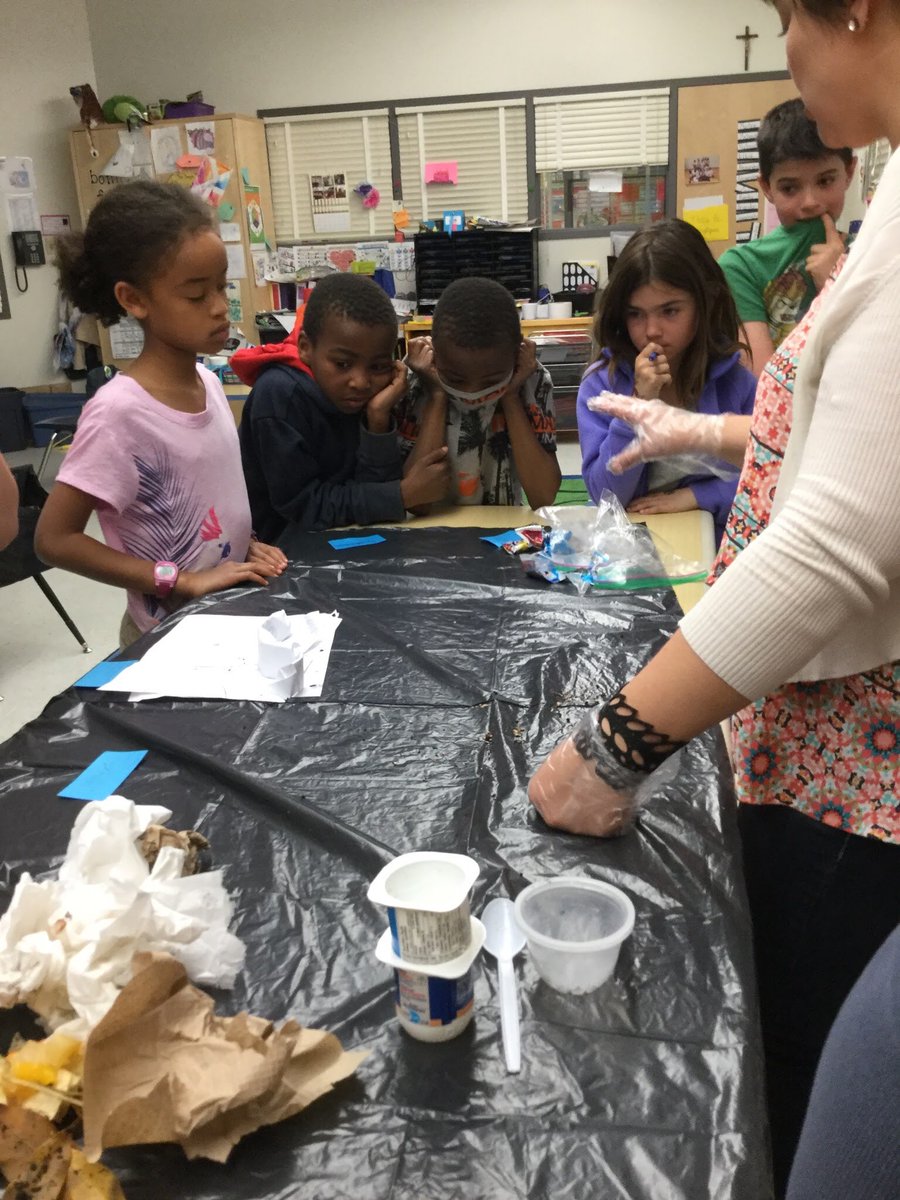 thibault_maggie's tweet photo. Dissection du contenue d'une poubelle #science #4eannee #gestiondesdechets @Ecole_NDP @CSFrancoSud #nddelapaix https://t.co/JfMEWRXEVT
