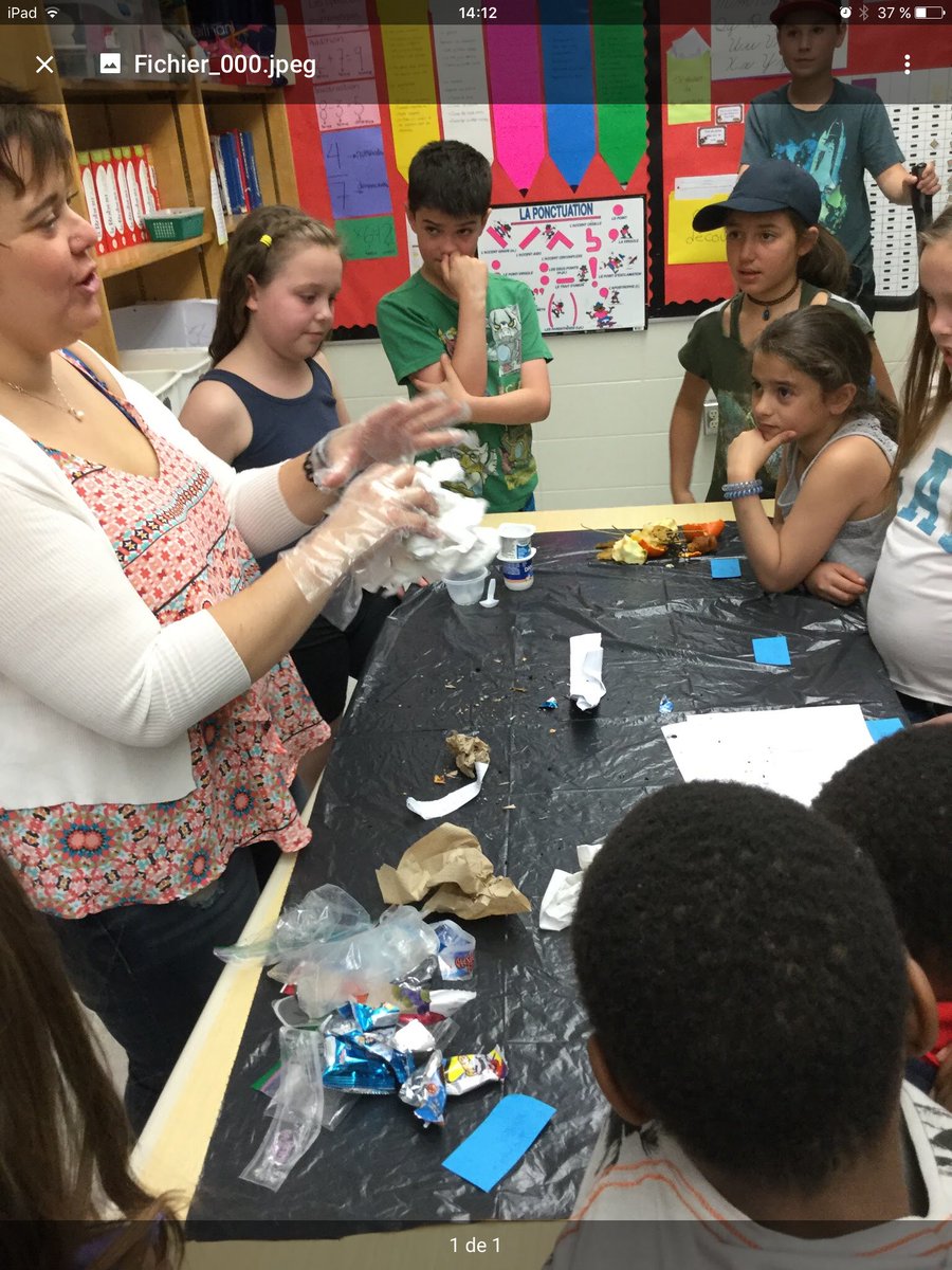 thibault_maggie's tweet photo. Dissection du contenue d'une poubelle #science #4eannee #gestiondesdechets @Ecole_NDP @CSFrancoSud #nddelapaix https://t.co/JfMEWRXEVT