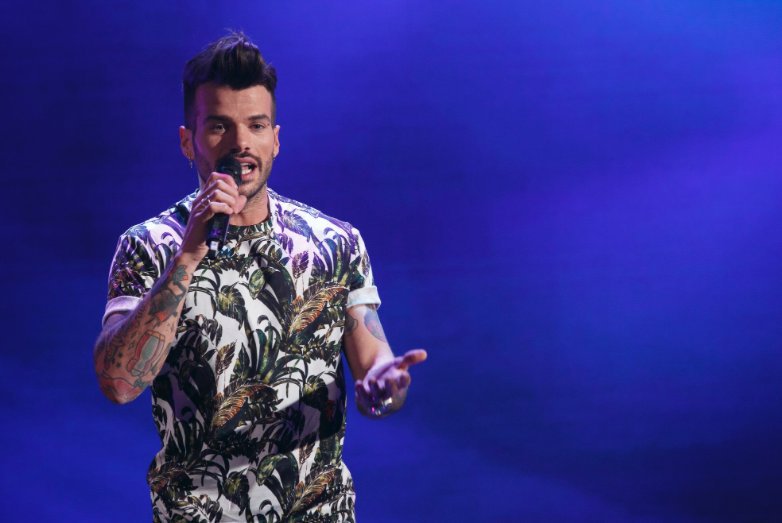 annamengi84's tweet photo. ECCOLO IL NOSTRO YOGURTINO CHE CANTA "ZINGARA"...NON CE LA POSSO FARE 😭😭😭😭 #olimpiadidellatv #clario https://t.co/1ncqdoWcKb