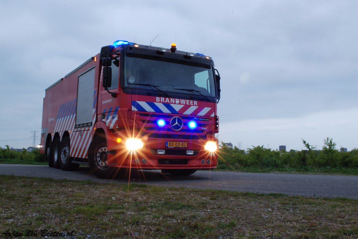 Schuimblusvoertuig 17-1061 #brandweer #Rotterdam, #kazerne #Metaalhof | arjandenbesten.nl | <a href="/KazMTH/">Brandweer Metaalhof</a> <a href="/Vr_RR/">Veiligheidsregio Rotterdam-Rijnmond</a>