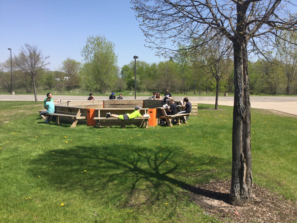 GWA192's tweet photo. Ss enjoyed a little outdoor reading on this #top10wxday #isd192 #192gateway https://t.co/ioNzsMAKXp