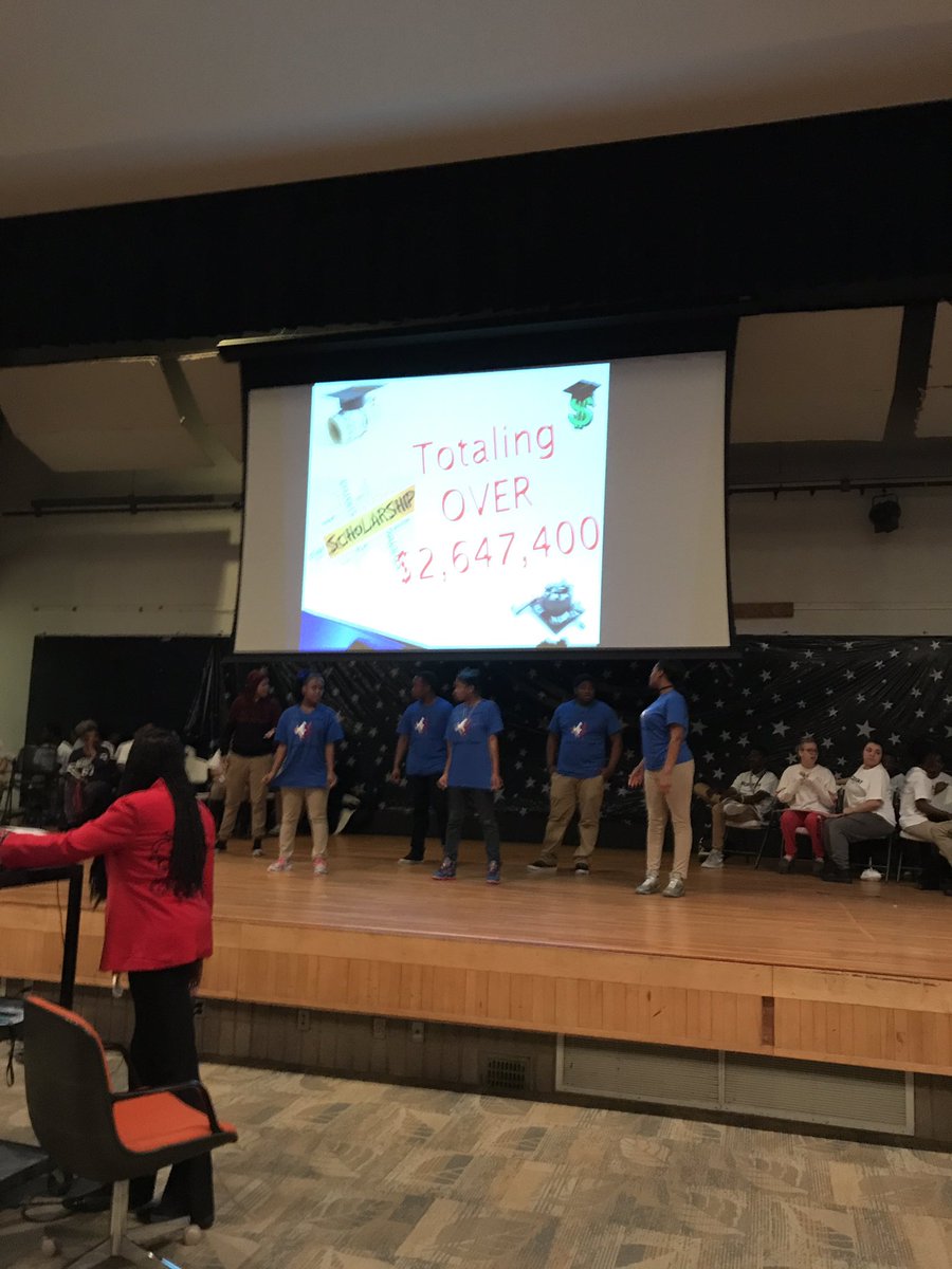 mrsopenshaw's tweet photo. C/0 2018 is proud of C/0 2017 #DHHSDECISIONDAY https://t.co/authl2rZxH