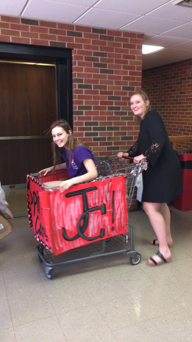 EmiliSabourin's tweet photo. Let the decorating begin #JayProm2017 https://t.co/jzoqhgu31d