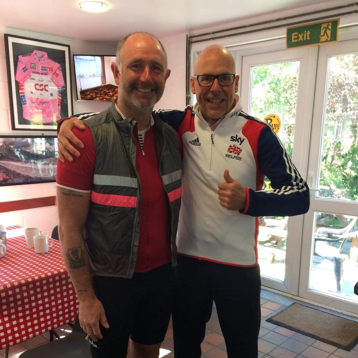 jeffredracer's tweet photo. Friend of mine dropped in today to say hello 😂 #eurekacyclecafe #rapha #raphabrevet @rapha https://t.co/9DuAFH7GFG
