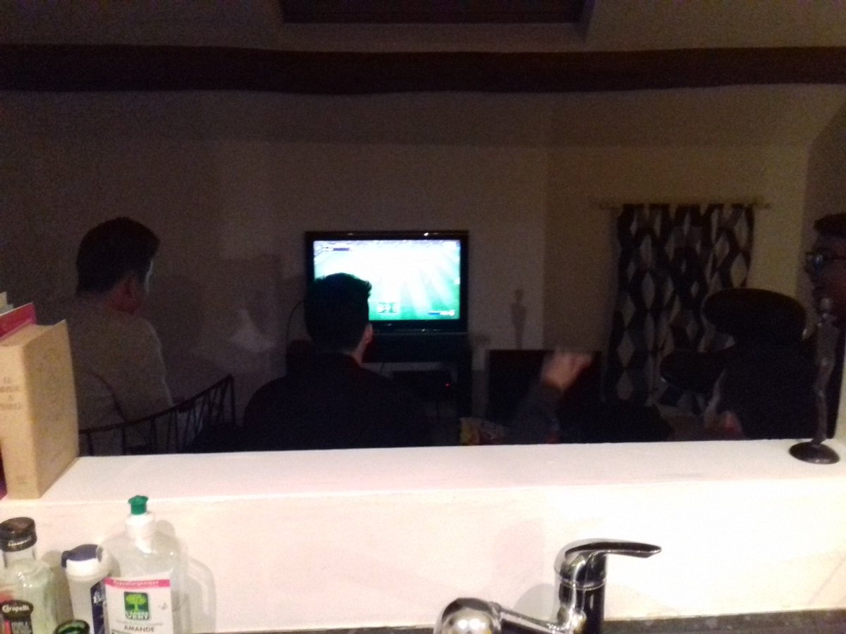 SpyraGaming's tweet photo. Airbnb pour les playoffs @Layster_ @Que_Le_Doigt_ @ZayZoTank @iHHasko https://t.co/DzOTq9QbUO