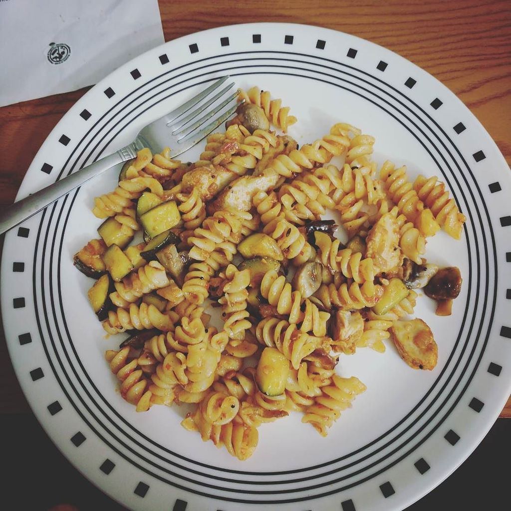 CBVJN's tweet image. FRIDAY night special.. Schezwan style rotini with chicken, zucchini and mushrooms! #CookingExperiments