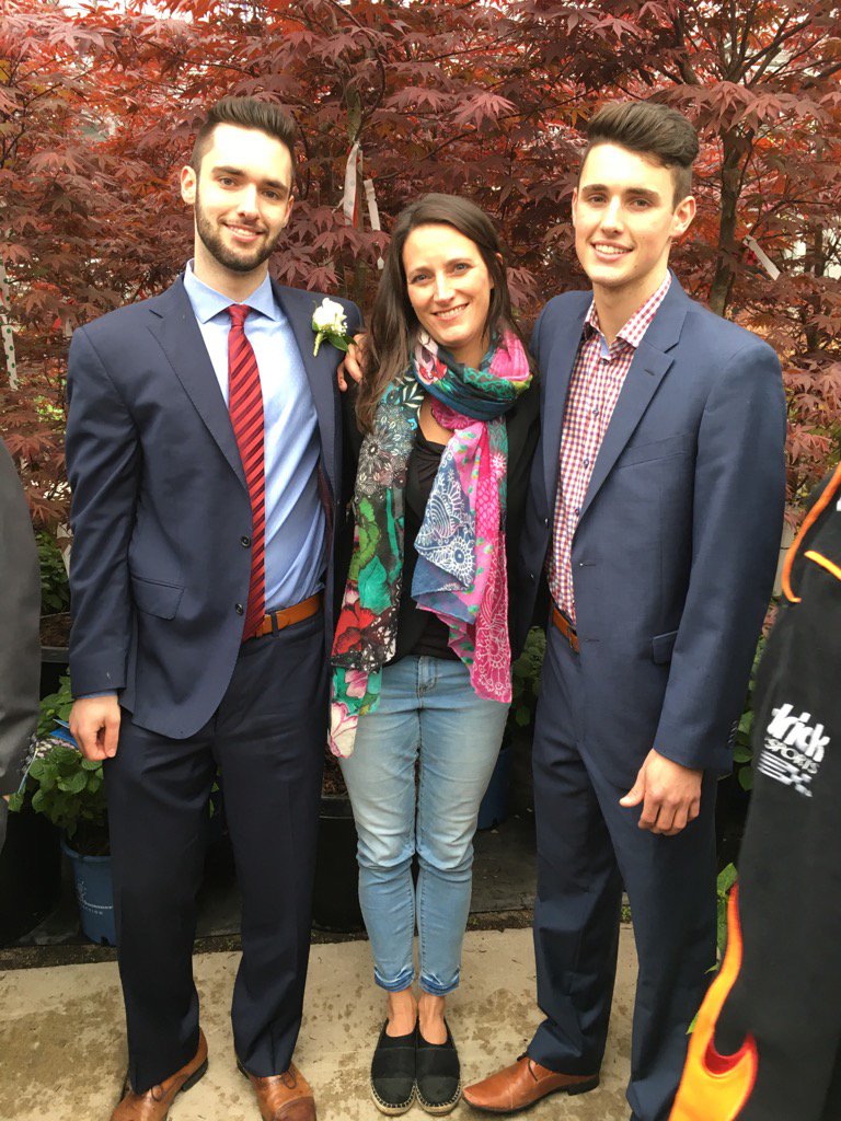 MAAAMMM_'s tweet photo. Prom 2017 🎓 https://t.co/t55HpnelFT