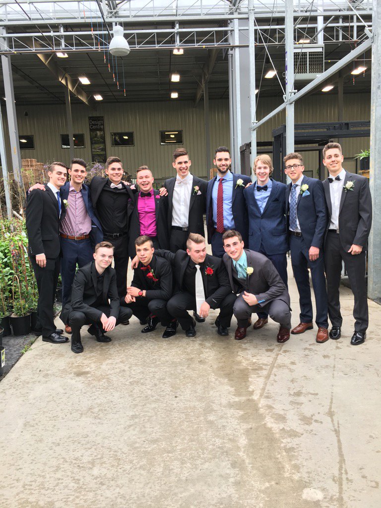 MAAAMMM_'s tweet photo. Prom 2017 🎓🎓 https://t.co/tttfmtWIl8