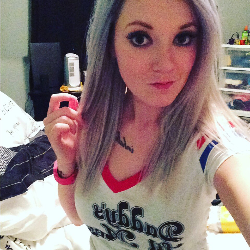 Bluee10's tweet photo. New shirt 😬😬#daddyslilmonster #HarleyQuinn  #greyhair https://t.co/iqfKUNAaKF