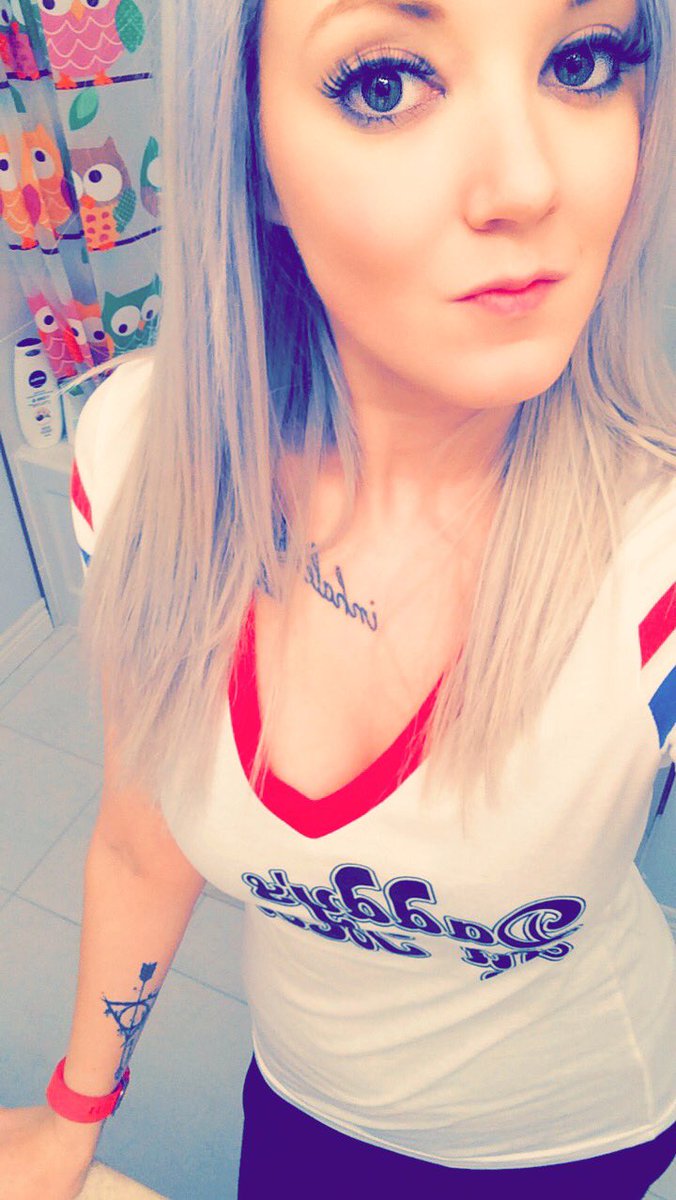 Bluee10's tweet photo. New shirt 😍 #daddyslilmonster #HarleyQuinn #greyhair https://t.co/lrGhlvH2gu