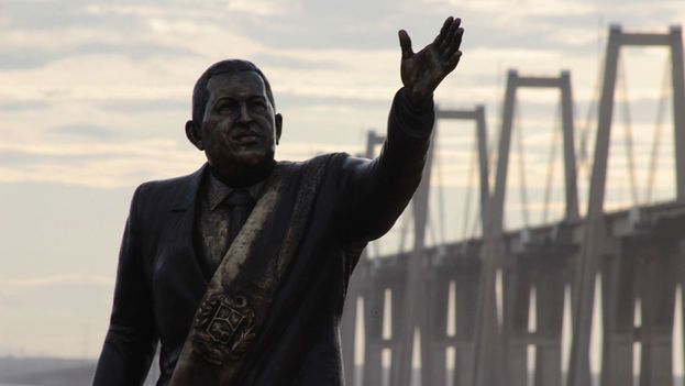 14ymedio's tweet photo. Derriban y queman una estatua de Hugo Chávez en #Venezuela https://t.co/HelXeBZtsd https://t.co/fFFzrG1bKh