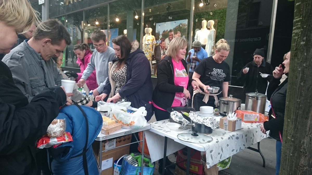 NGstreetknights's tweet photo. Plenty of hot food tonight. Had a wonderful bunch of volunteers to! Thank you for everyones support in making a difference! #1Vision #1team https://t.co/Xzc7l6cbjj