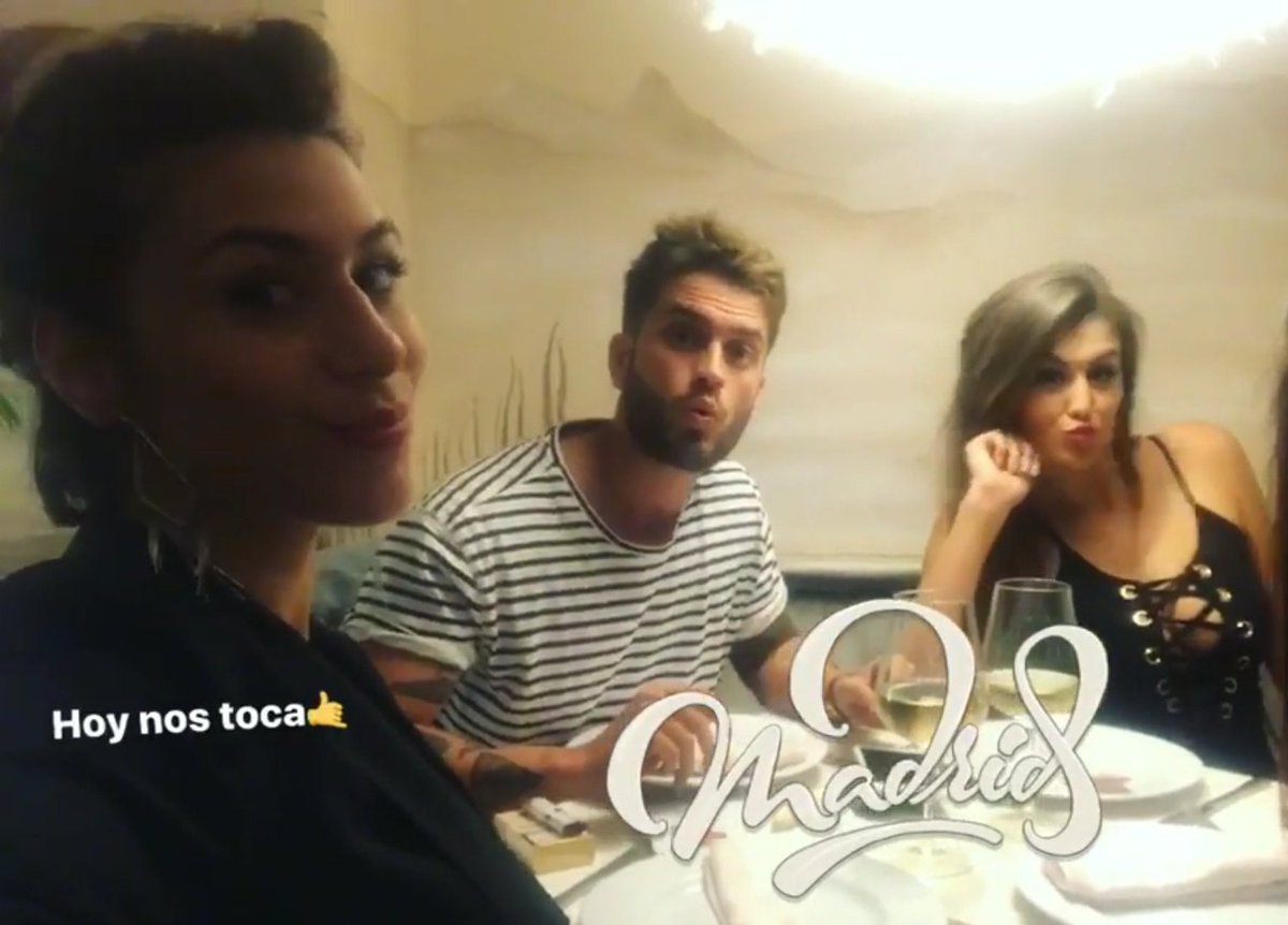 Virgi_VF's tweet photo. De cenita!! #Clarea #Clarigo #Rodea https://t.co/6GfkupRyDQ