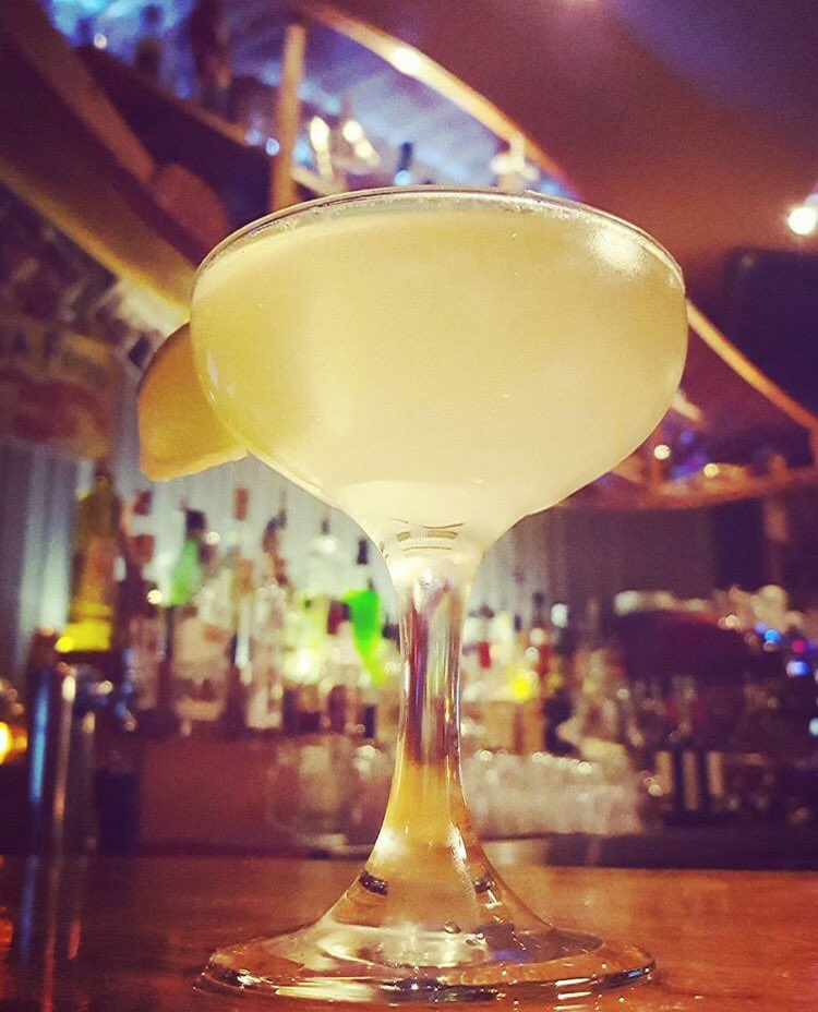 French Kiss 😘

Gin, St-Germain, Lemon Juice &amp; Prosecco #montreal #cocktails #FridayFunDay