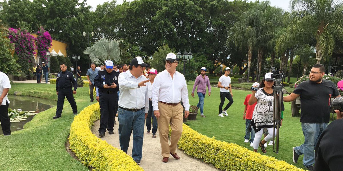 ManoloAguero_'s tweet photo. Estamos reunidos en una plática con todos los integrantes de los Comités de Vigilancia Vecinal ( COMVIVE) en #Jiutepec @gracoramirez https://t.co/MvJY0NaaUz