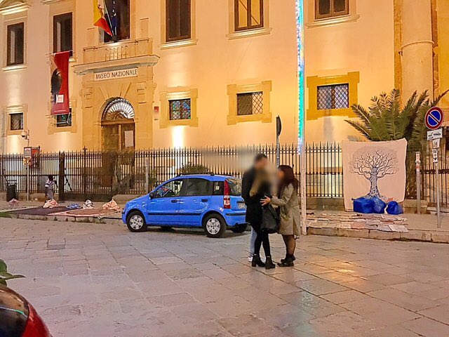 Mercanti davanti il <a href="/MuseoSalinas/">Museo Archeo Salinas Palermo</a> #Palermo come #Bombay? <a href="/LeolucaOrlando1/">Leoluca Orlando</a> <a href="/PALERMOPM/">Polizia MunicipalePA</a> <a href="/StefaniaPetyx/">Stefania Petyx</a> <a href="/FrancescaSpataf/">Francesca Spatafora</a> <a href="/redazioneiene/">Le Iene</a> #ora