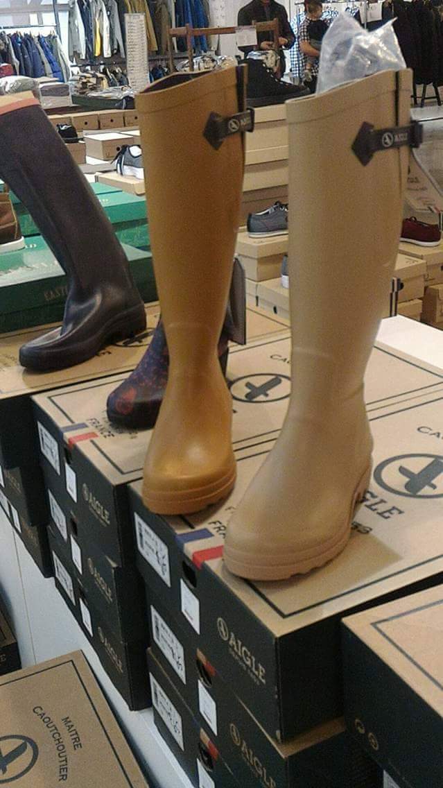 lilmsfrugalTO's tweet image. So @standardapparel has some ripe deals yo! My fave #rainboots #fittingweather #samplesaleTO #bargain #deal #nomoremalls #aigle #lotsabags