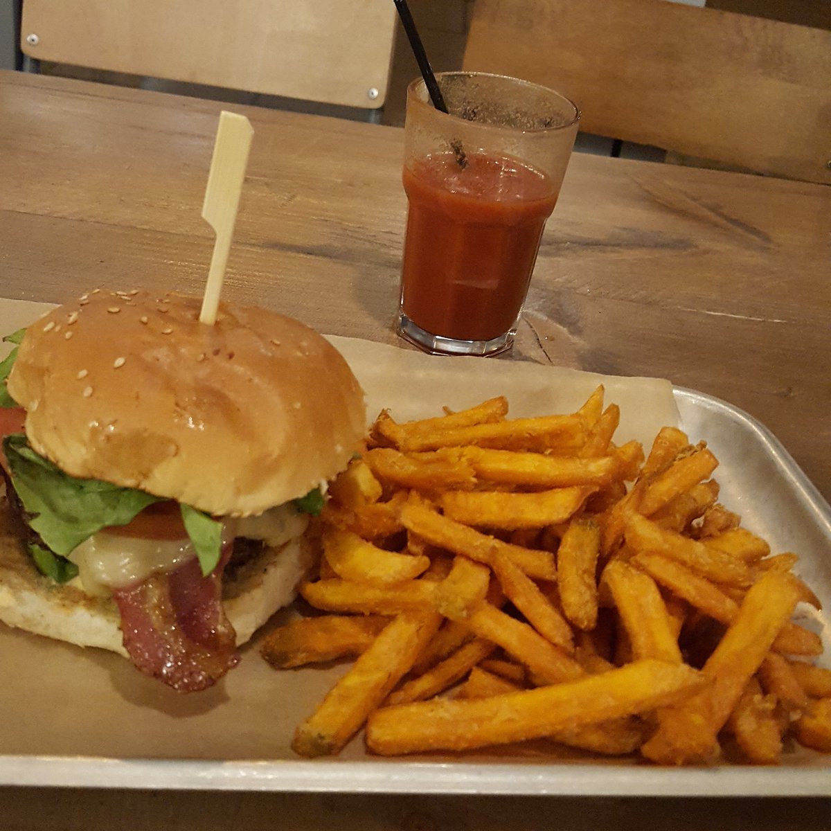 NathanMattick8's tweet photo. Great night celebrating a friend #birthday. Great "California burger". Good start to the #weekend #FridayFeeling https://t.co/2RRBRXt6W4