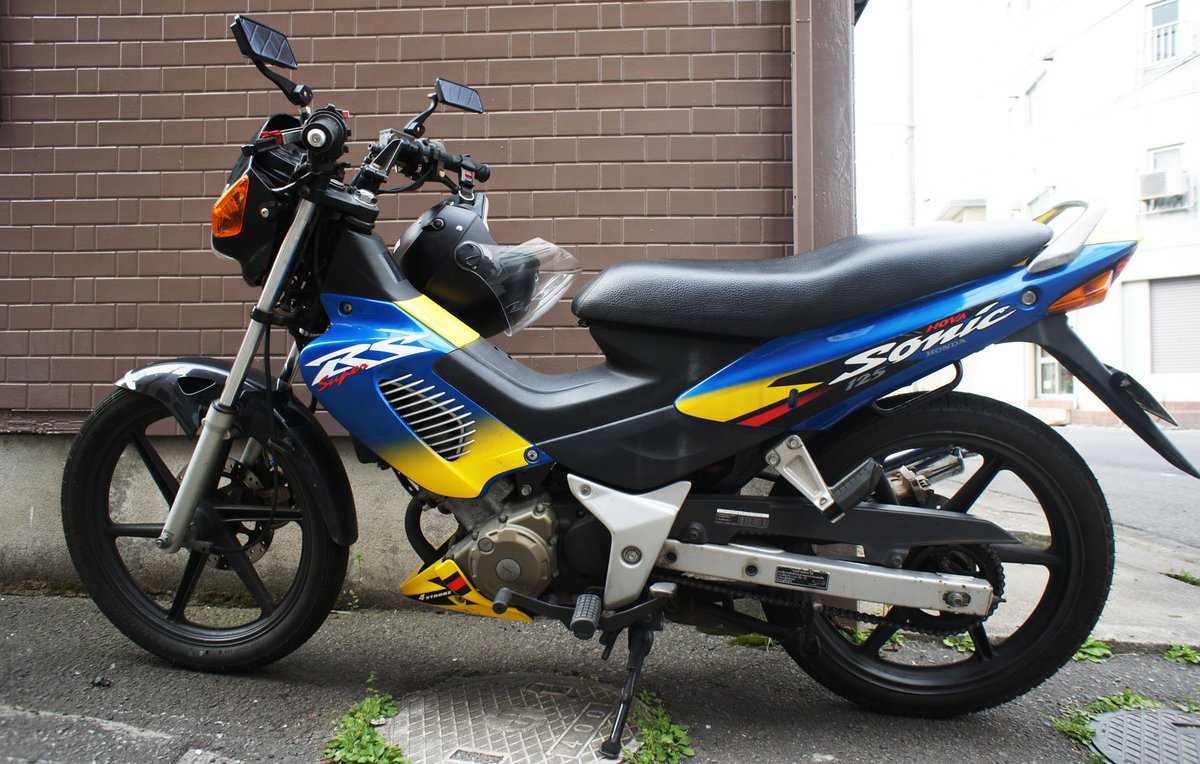 G على تويتر 久しぶりに会った友人がタイホンダのsonic125 Rsというなかなか乗ってる人いなそうなので会話もそこそこにしてテンションあがってバイク撮影に夢中な自分 いいねぇこういう珍しいバイクは