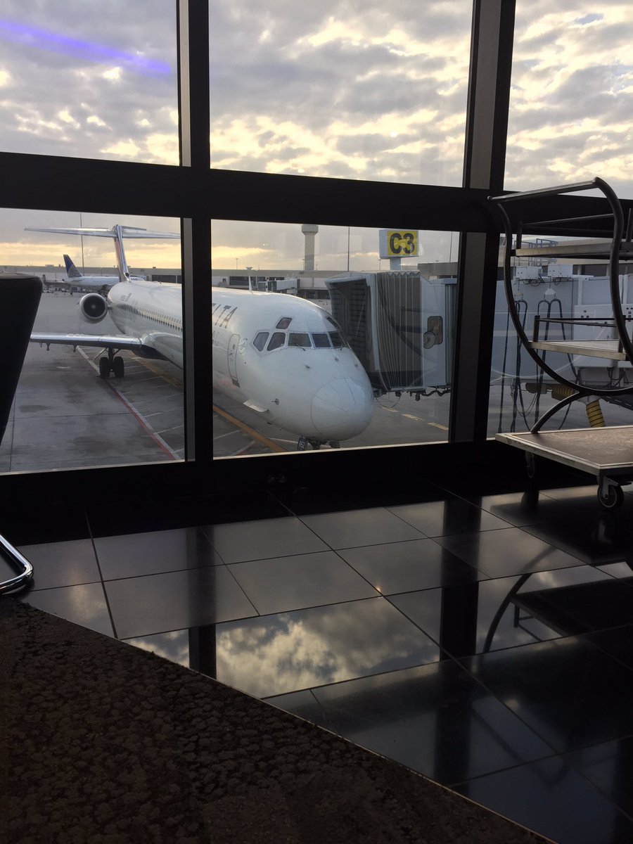 serena_zammit's tweet photo. When your plane arrives right outside of the lounge window...basically a private jet 😂 #takemehome #backtoATL #PalmBeach https://t.co/8p7dDiEzzt