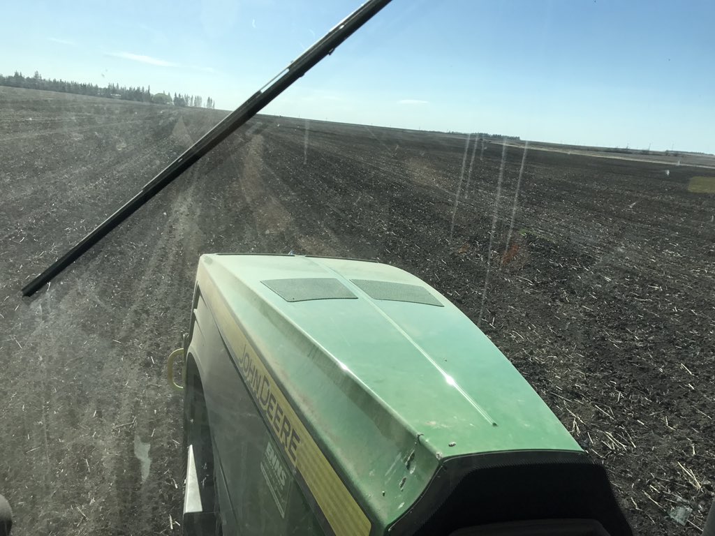 RoncerayDan's tweet photo. Finishing up another field of #P7005 @PioneerWCanada early corn north of manitou! https://t.co/wYOotXwKxh