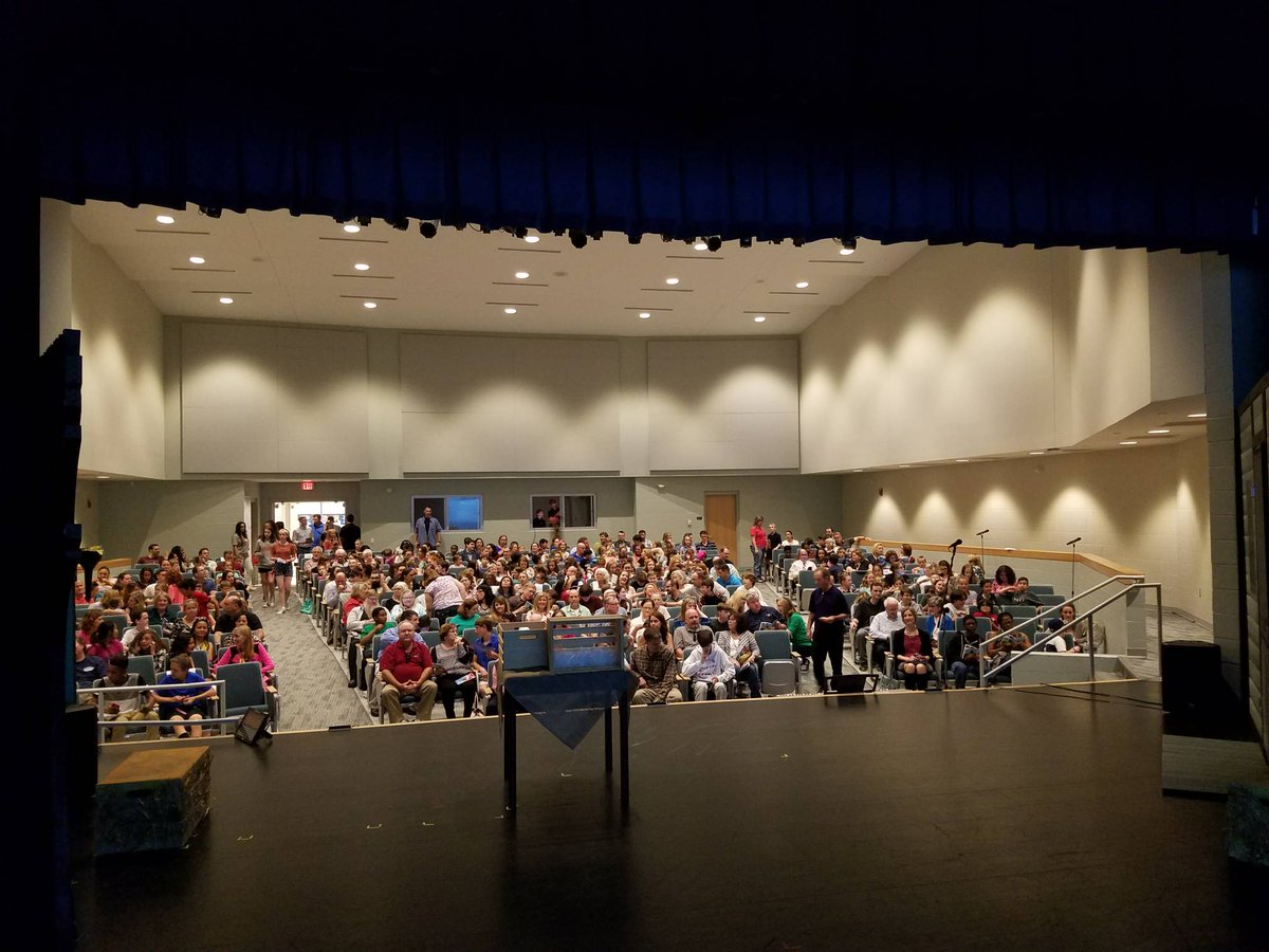 Sold out show tonight! Go get 'em Pilots! #phms @PrincipalPHMS <a href="/PHMSPTSA/">Pine Hollow PTSA</a>