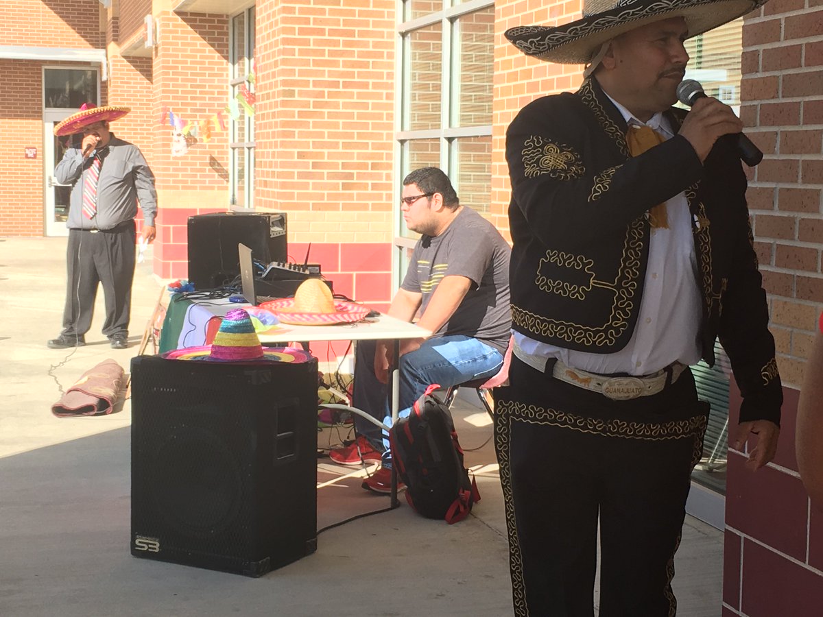 kyyk983's tweet photo. Singing in family celebration at Palestine HS for Cinco De Mayo. https://t.co/iCWTbg7PTD