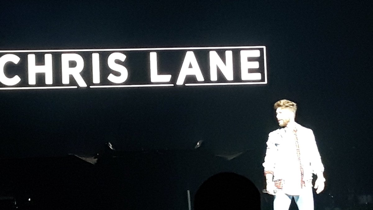 .<a href="/iamchrislane/">Chris Lane</a> is bringing it tonight! #DigYourRootsTour #DigYourRoots #montreal <a href="/evenko/">evenko</a> <a href="/CentreBell/">Centre Bell</a>