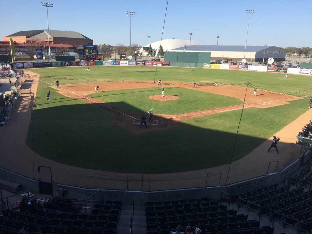 PhelpsTodd4's tweet photo. 80 degrees and Sunny for @NDSUbaseball v @ORUAthletics at Newman Outdoor Field. #GoBison #HornsUp #SummitBaseball https://t.co/6zjnYZWzRC