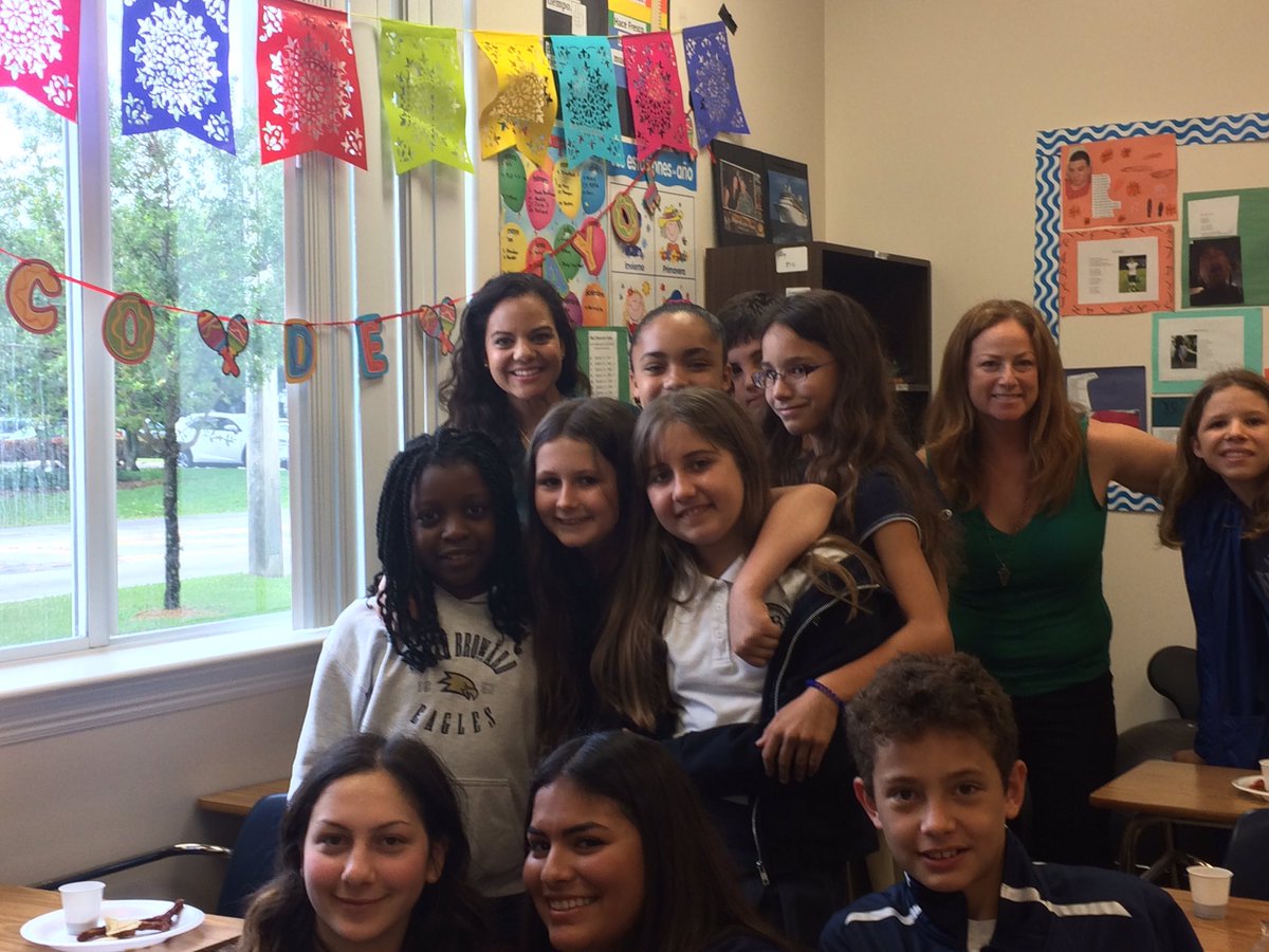 Brendue's tweet photo. Cinco de mayo fun with Mrs. Horowitz, Mrs. Birchenall and sra. Jirón!! https://t.co/NXNgI0dEYD