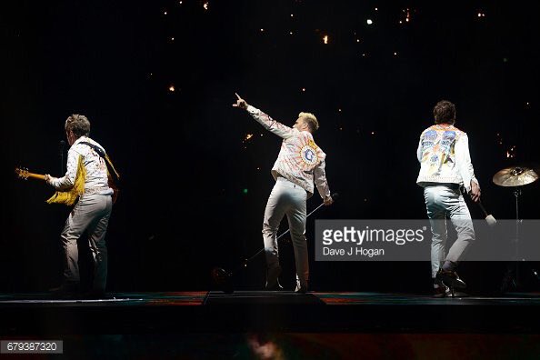 WT_girl's tweet image. Gettyimages... a kinda getty images myself 😳 #Rareview #WonderlandLive #TakeThat