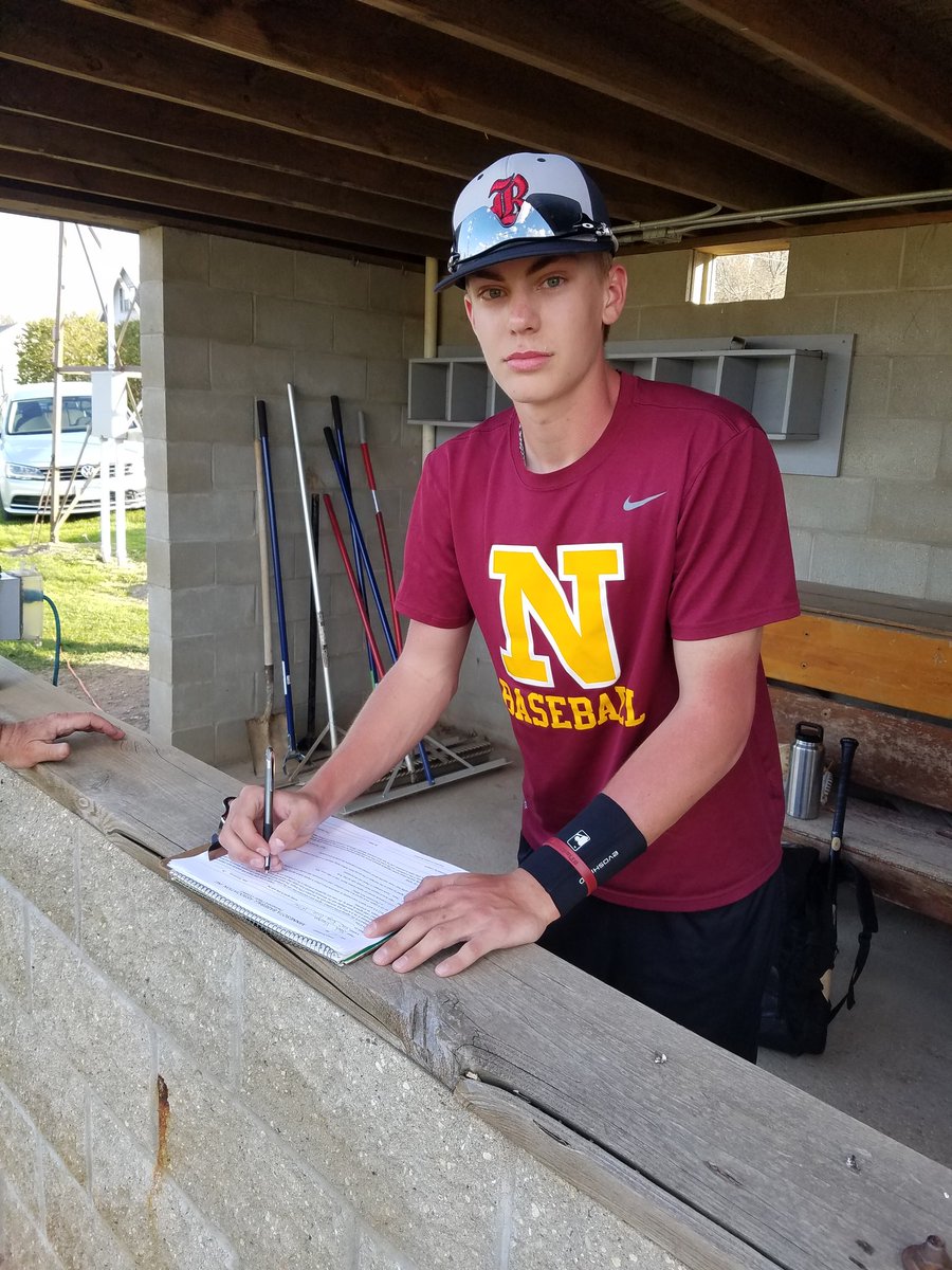 RaymondRockets's tweet photo. New @rocketlaunchbb member @Vreeman_13 signing his contract! #ballislife https://t.co/y1JBCiDBdC