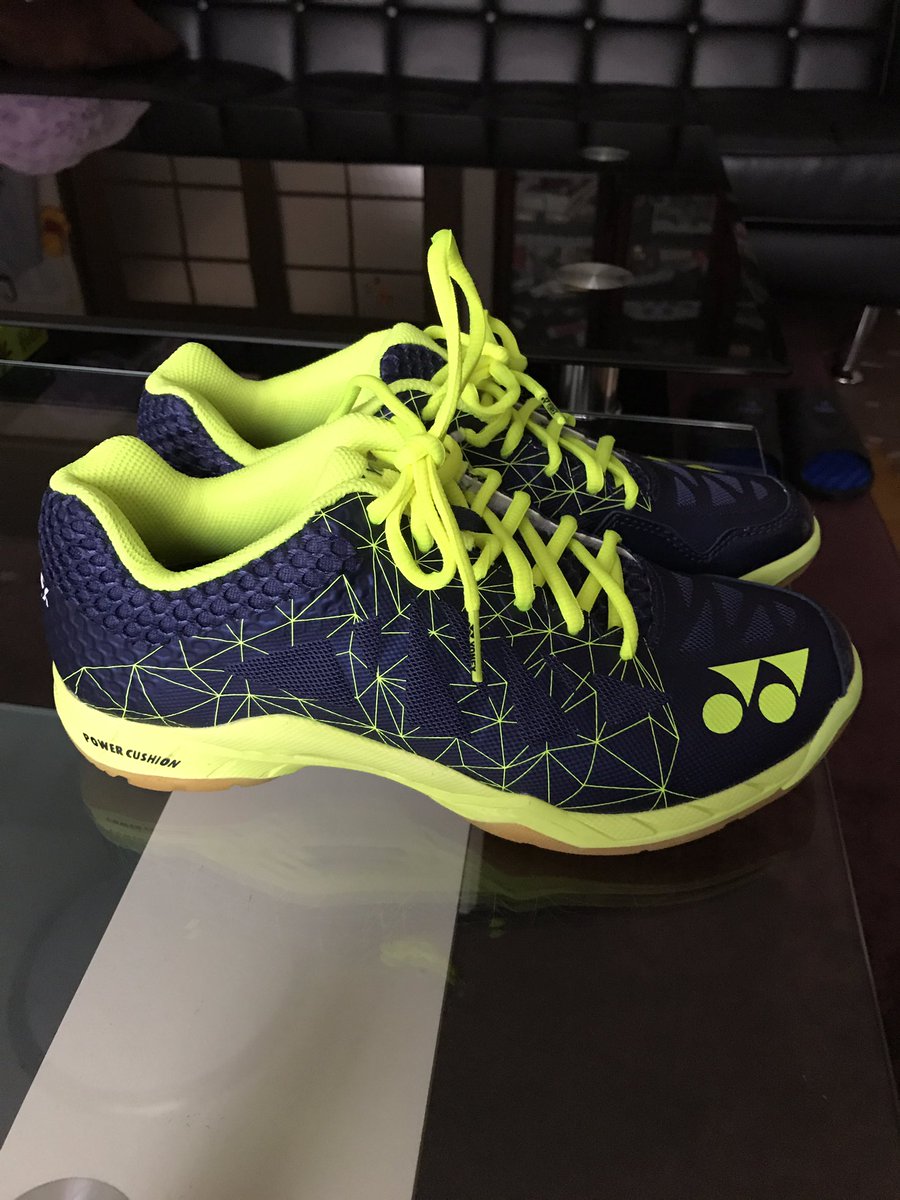 JR7961292's tweet photo. 昨日ニューヒューズ買ってきた( ◠‿◠ )穴が開いた靴は、ヨネックスのメーカーしだいで？
今日、高校に行って、魂れして来ます^_^ https://t.co/f3y61GF7bX