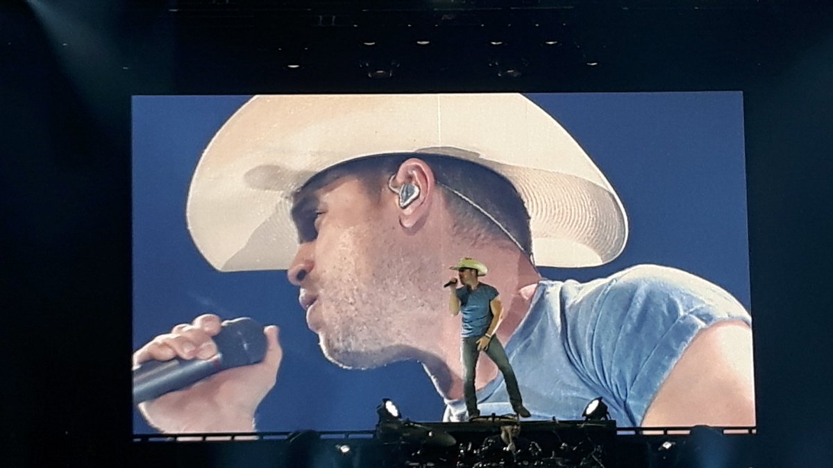 .<a href="/dustinlynch/">Dustin Lynch</a> is on #DigYourRootsTour #DigYourRoots #Montreal <a href="/evenko/">evenko</a> <a href="/CentreBell/">Centre Bell</a>